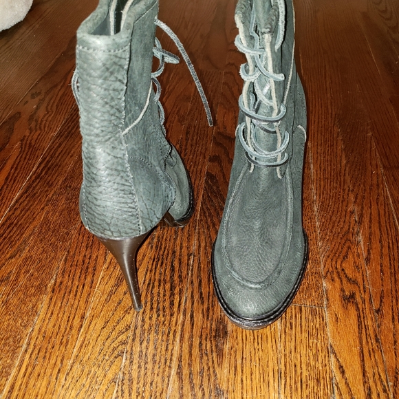 Burberry black leather ankle boots - Picture 4 of 4